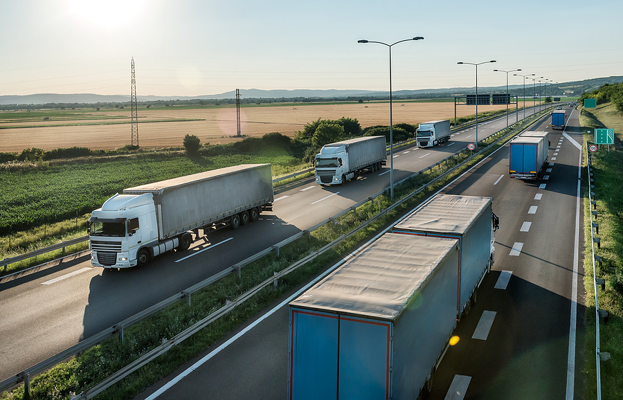 Preparándose para la demanda de verano: Estrategias para escalar operaciones eficazmente con factoraje de carga
