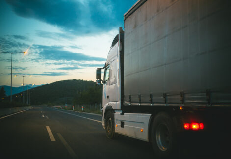 Why Freight Factoring Beats Business Loans for Independent Truckers